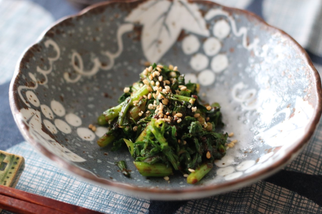 まるごと黒豆茶を使ったレシピ 黒豆茶 春菊の黒豆茶和え 健康体レシピ 伊藤園の公式通販 健康体